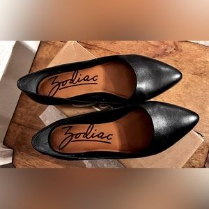 Zodiac Women's Hill Pointed Toe Flats, Excellent Shape